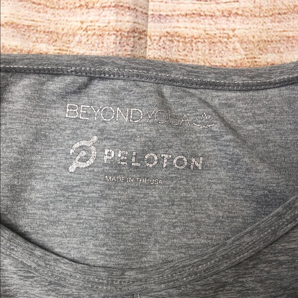 Beyond Yoga x Peleton Heather Gray Twist Crop Top 💚 - Picture 2 of 6
